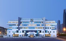 فندق وأجنحة ليفا، مواجه لوسط المدينة